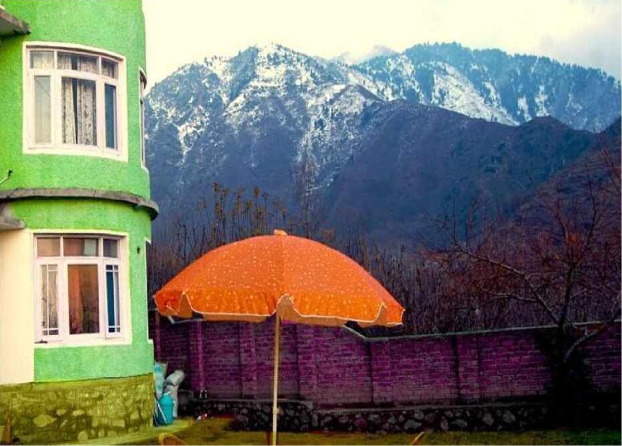 Calm Holiday Inn Srīnagar Exterior foto