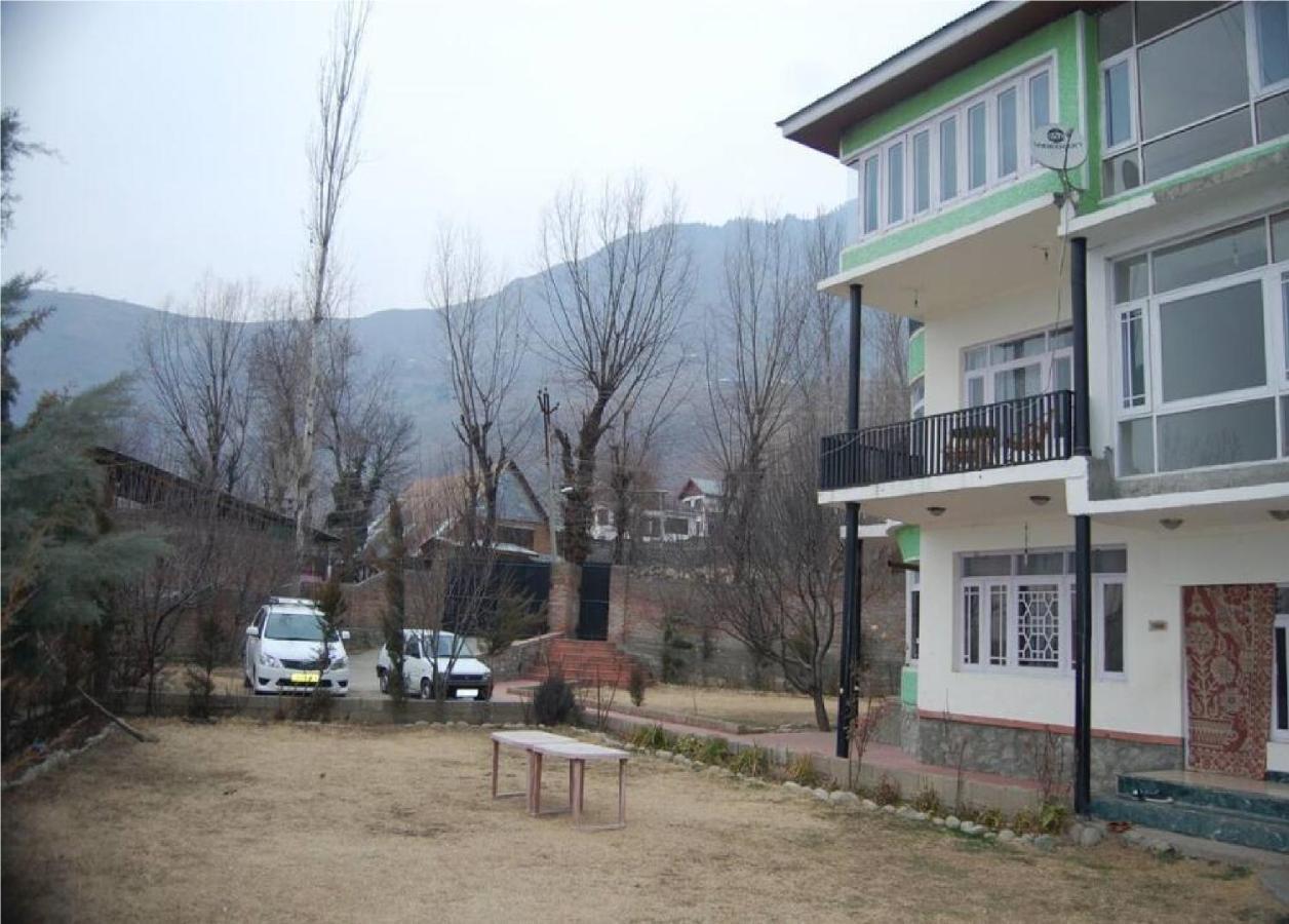 Calm Holiday Inn Srīnagar Exterior foto