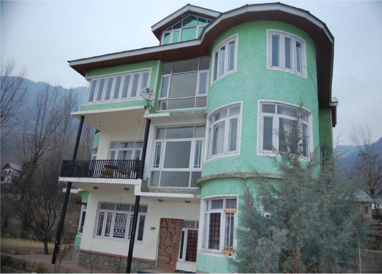 Calm Holiday Inn Srīnagar Exterior foto